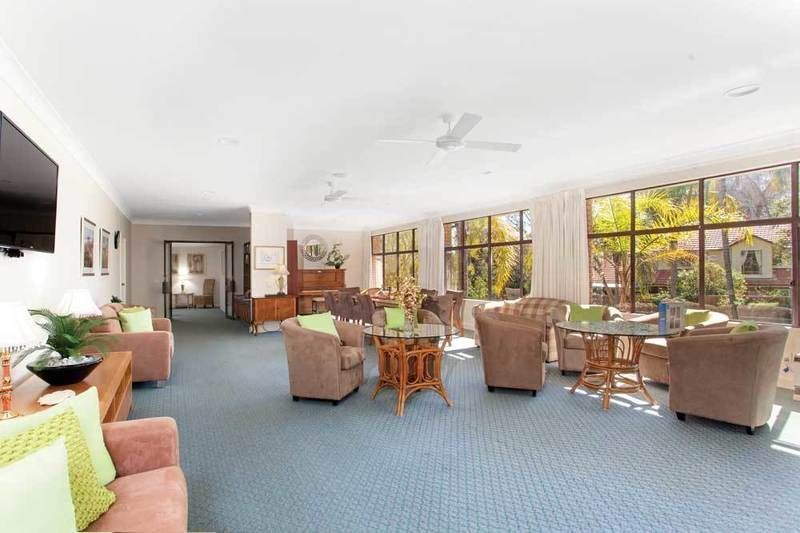 Sunny North facing studio apartment leads onto a beautiful flowering garden.