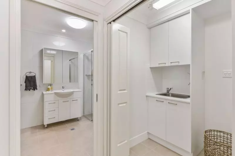One-bedroom ground floor apartment close to all Manor amenities