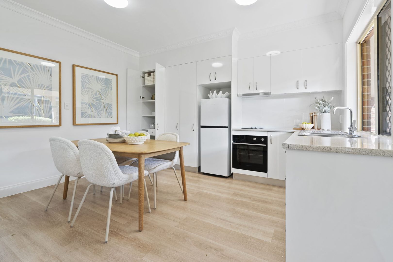Open-plan one-bedroom apartment near the bay