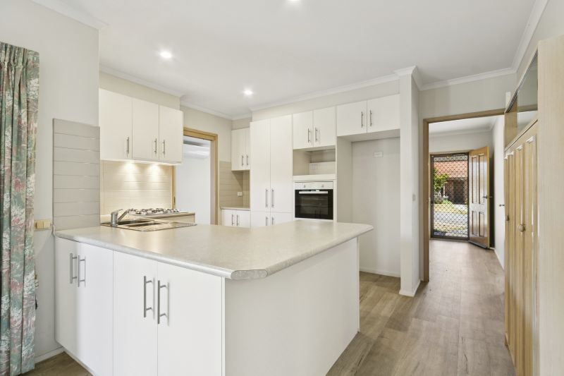 Free-standing two-bedroom villa with a study in a quiet court