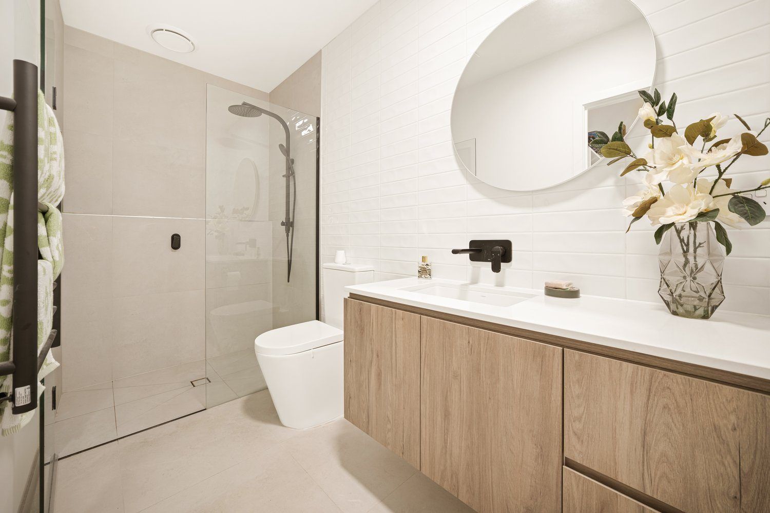 Lifestyle Communities Riverfield - Step inside this fresh, modern & immaculate home