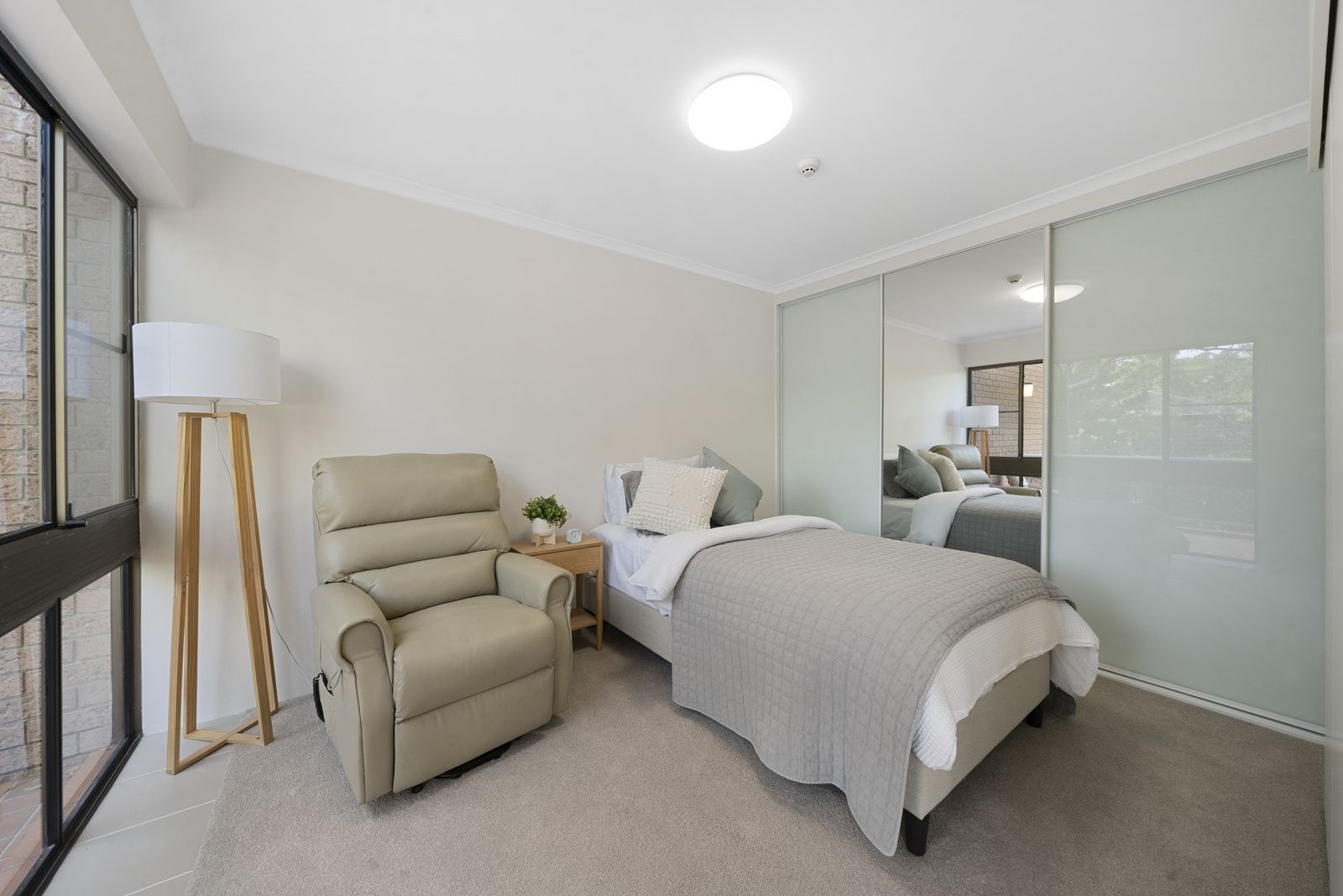 Sunny one-bedroom apartment