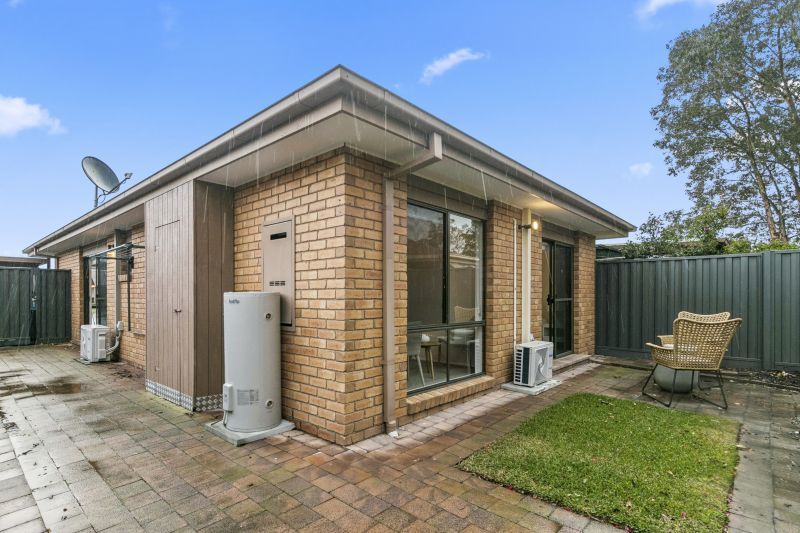 Newly refurbished 2-bed unit with open-plan kitchen