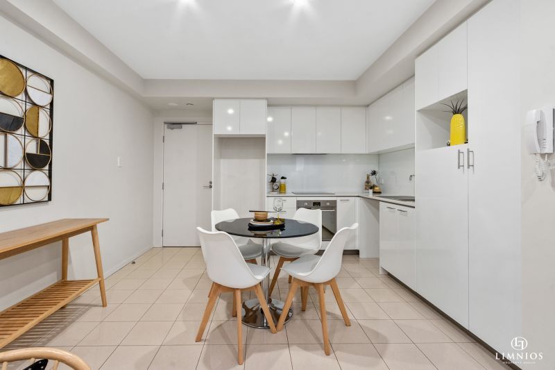 Resort Lifestyle On The City Fringe!