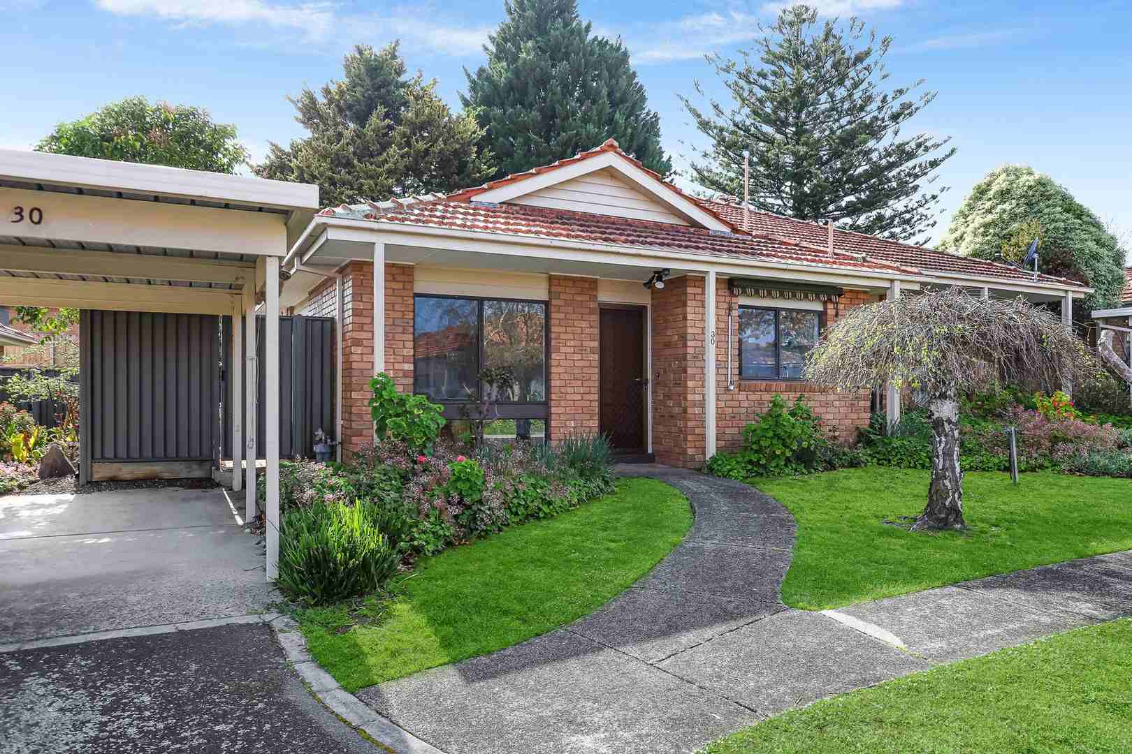Well positioned two-bedroom plus study villa