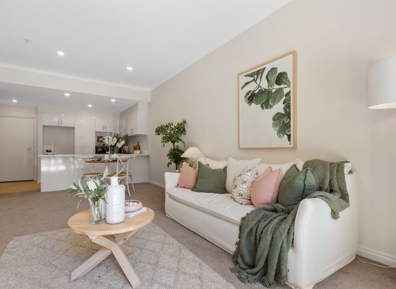 One-bedroom ground floor apartment with an open study