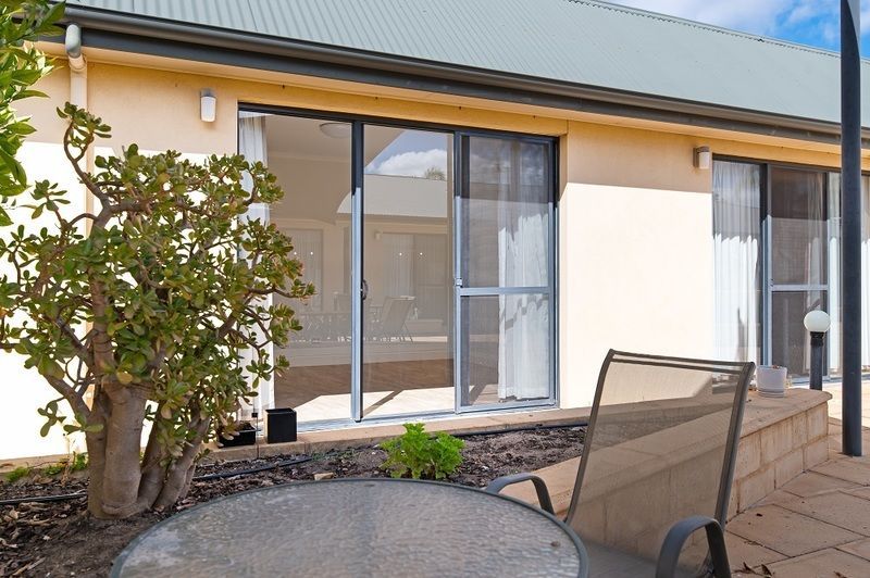 Spacious serviced apartment opening onto lovely communal courtyard