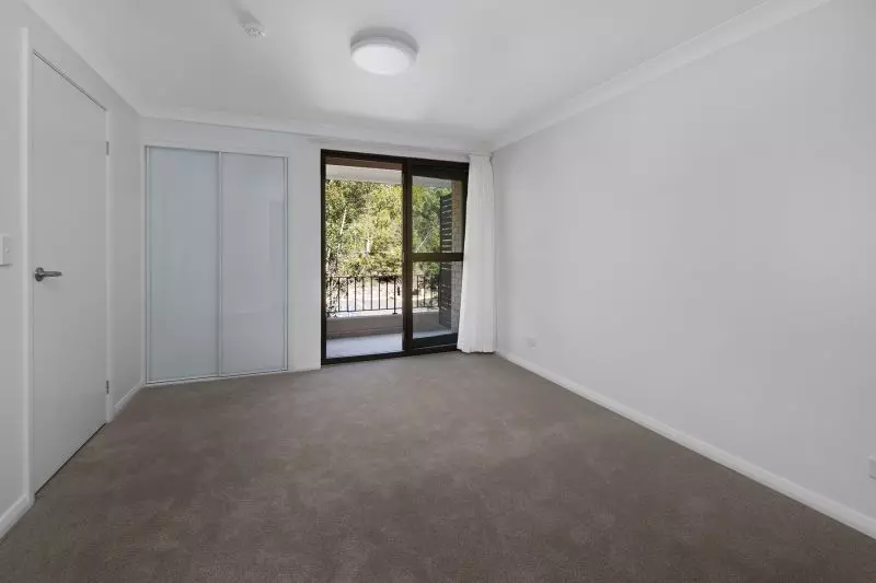 Apt SL27 – Centrally located, oversized and modern 1-bed with study