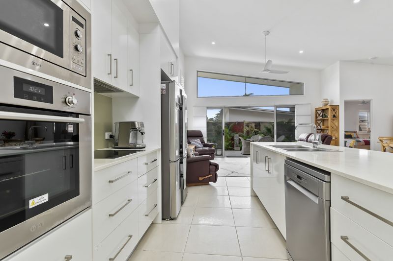 Contemporary Luxury – Exquisite Rainforest Views!