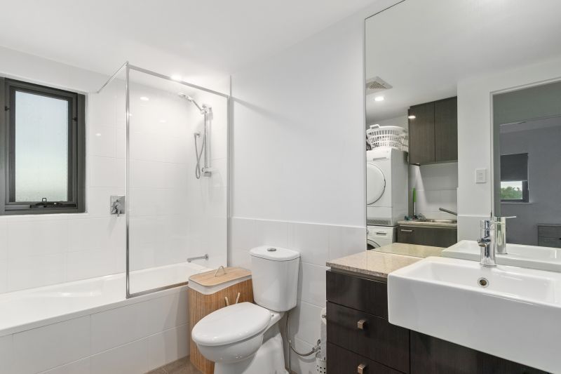 Top Floor Apartment With Views!