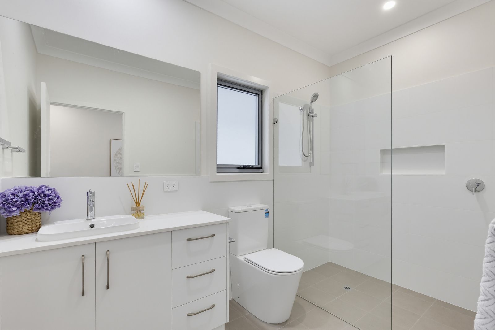 North-facing 3-bed home - available now furnished or unfurnished