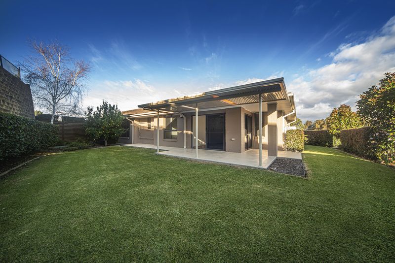 Spacious Coastal Villa with Large Yard and Entertaining Area