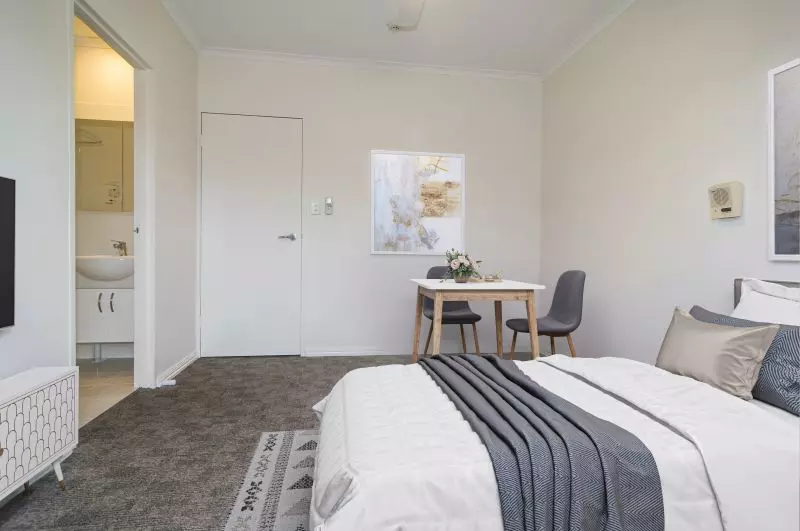 Lovely, bright apartment with entry to courtyard