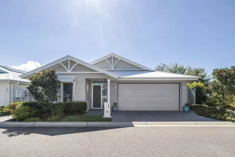 Elegant Three-Bedroom Retreat - Sunlit Alfresco Living
