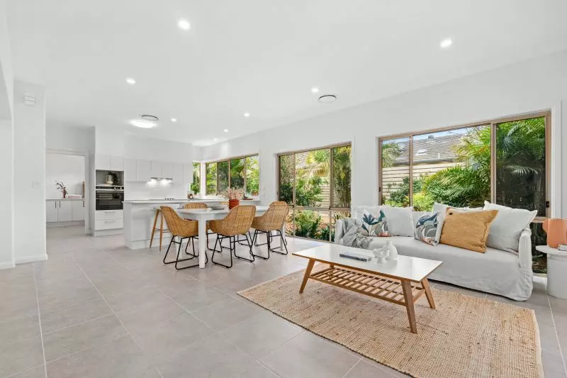 Spacious villa with double lock up garage