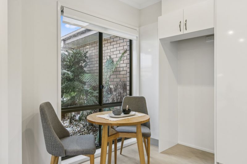 Newly refurbished 2-bed unit with open-plan kitchen