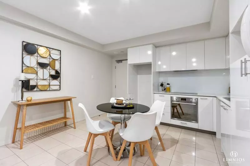 Resort Lifestyle On The City Fringe!