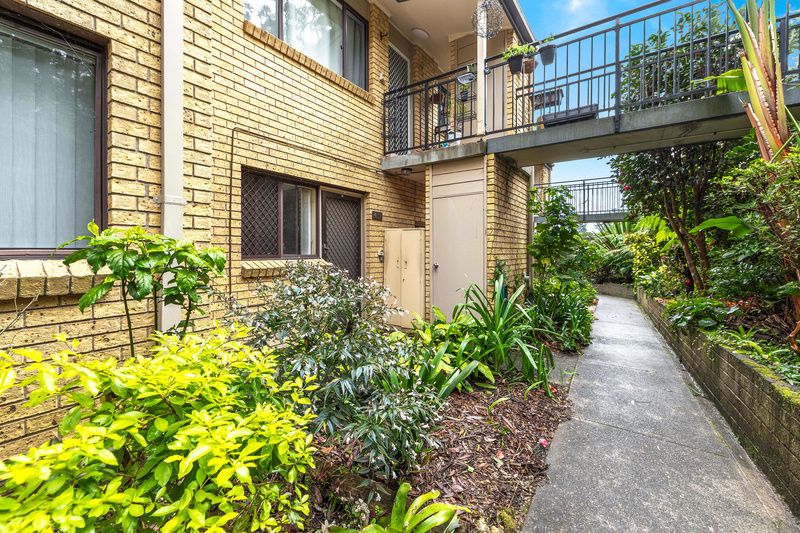 Freshly Updated Ground-Level Unit with Garden