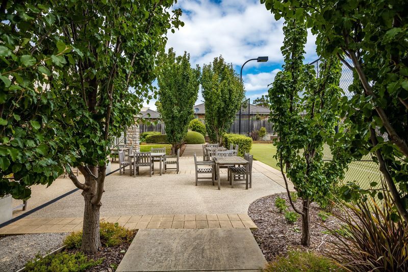 Refreshed Unit with Private Garden in Quiet Court Location