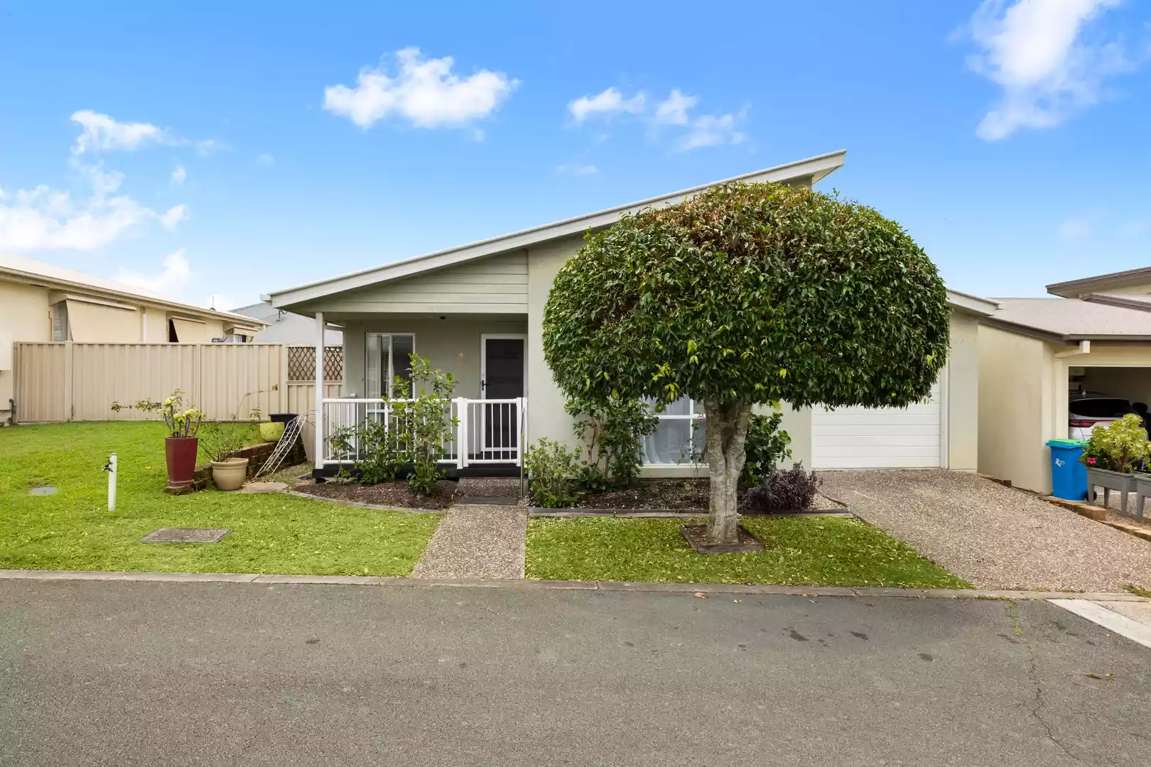 Two bedroom plus study Bottlebrush design home in Palm Lake Resort Eagleby