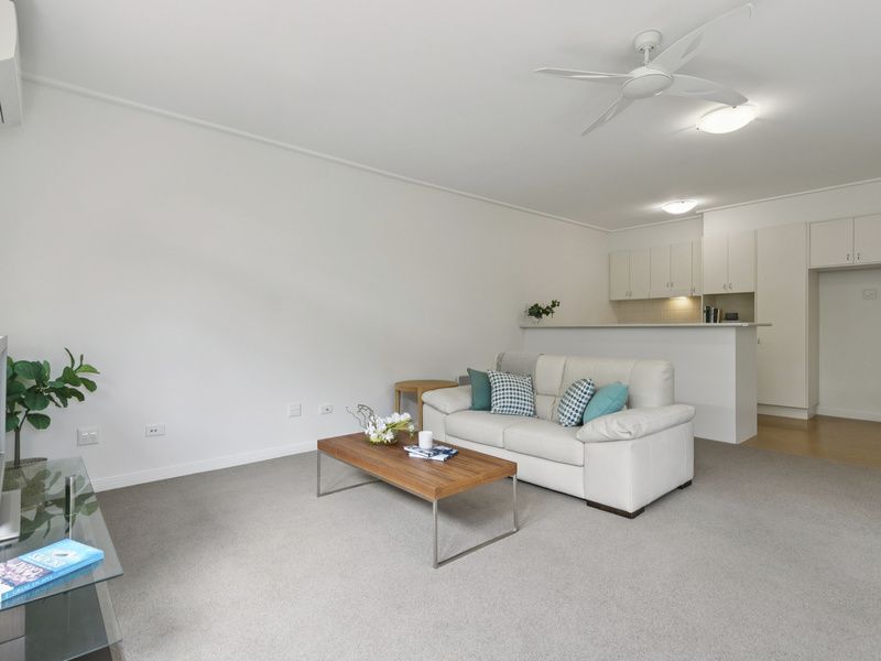 Refreshed Villa, Private garden and Open-plan Living