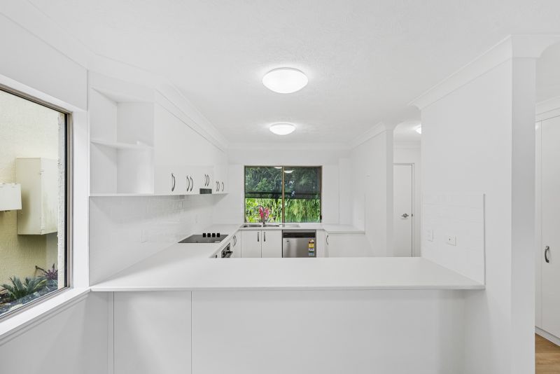 Large ground-floor 2-bedroom villa on corner
