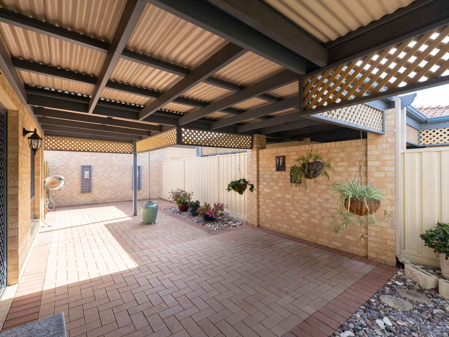 Light filled corner villa with north-facing courtyard
