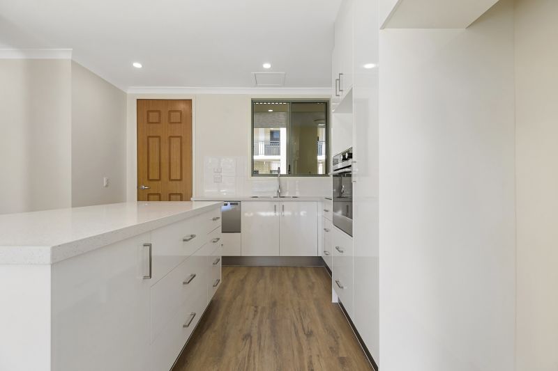 Light-filled one-bedroom apartment with study