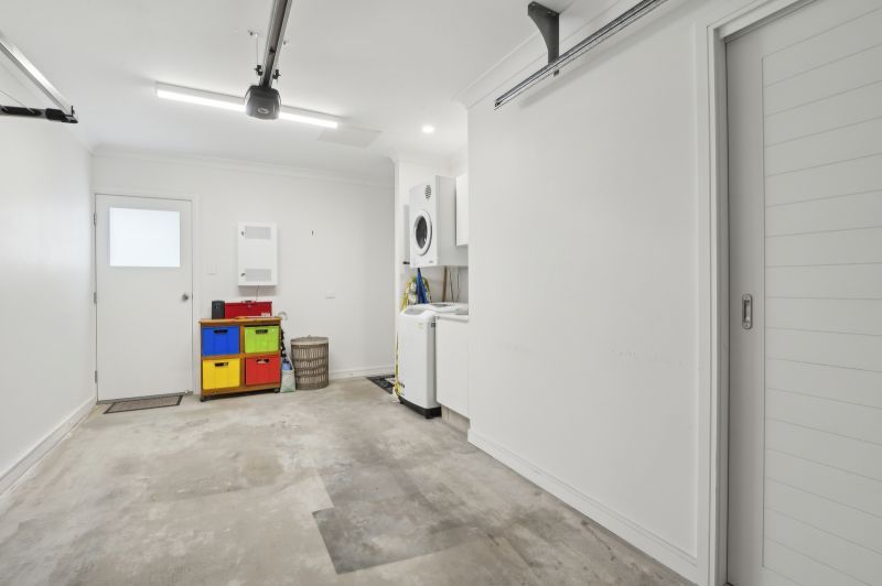 Expansive Alfresco & Vibrant Modern Design