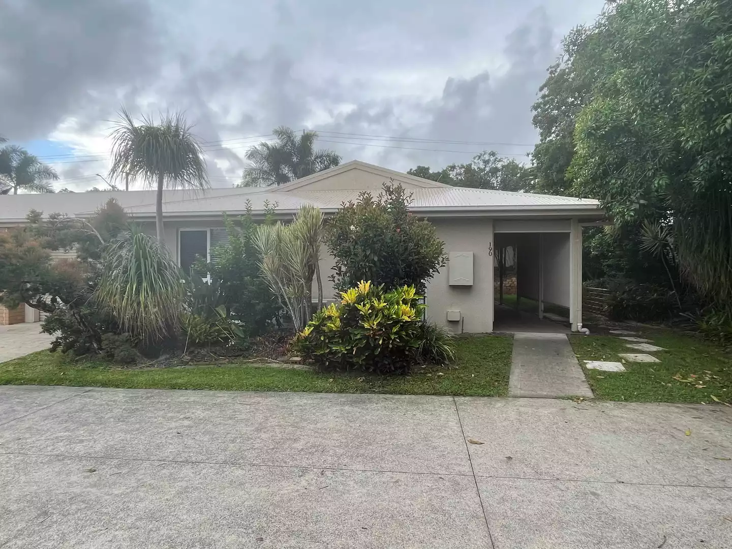 Spacious - private location, tidy 2 bedroom with study home