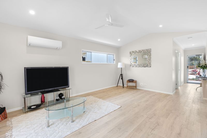 Practically new! Stones throw to community facilities!