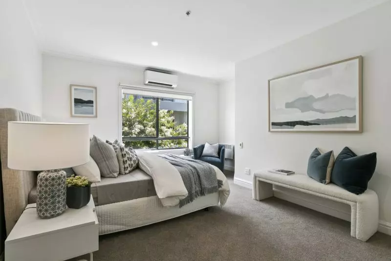 Beautiful & bright newly refurbished 2 bed apartment