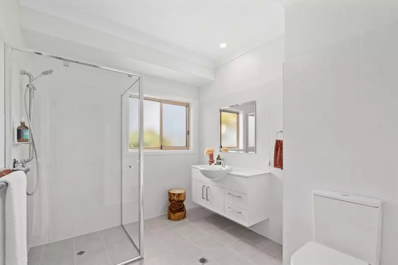 Spacious villa with double lock up garage