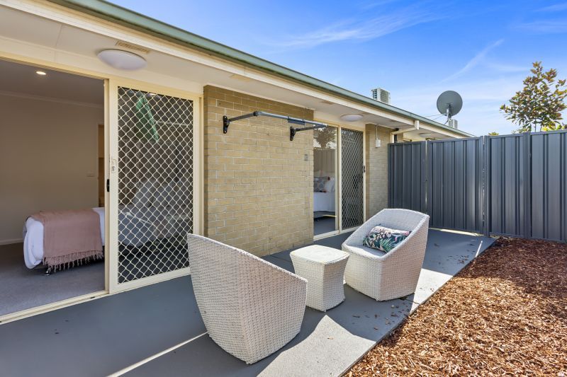 Newly refurbished 2 bedroom unit with spacious lounge area