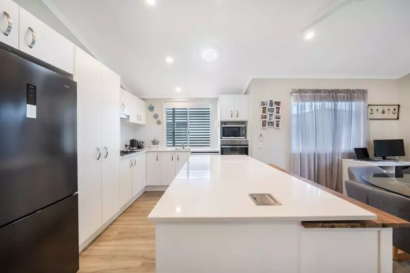 Quiet Modern Living  - Spacious Outdoor Entertaining