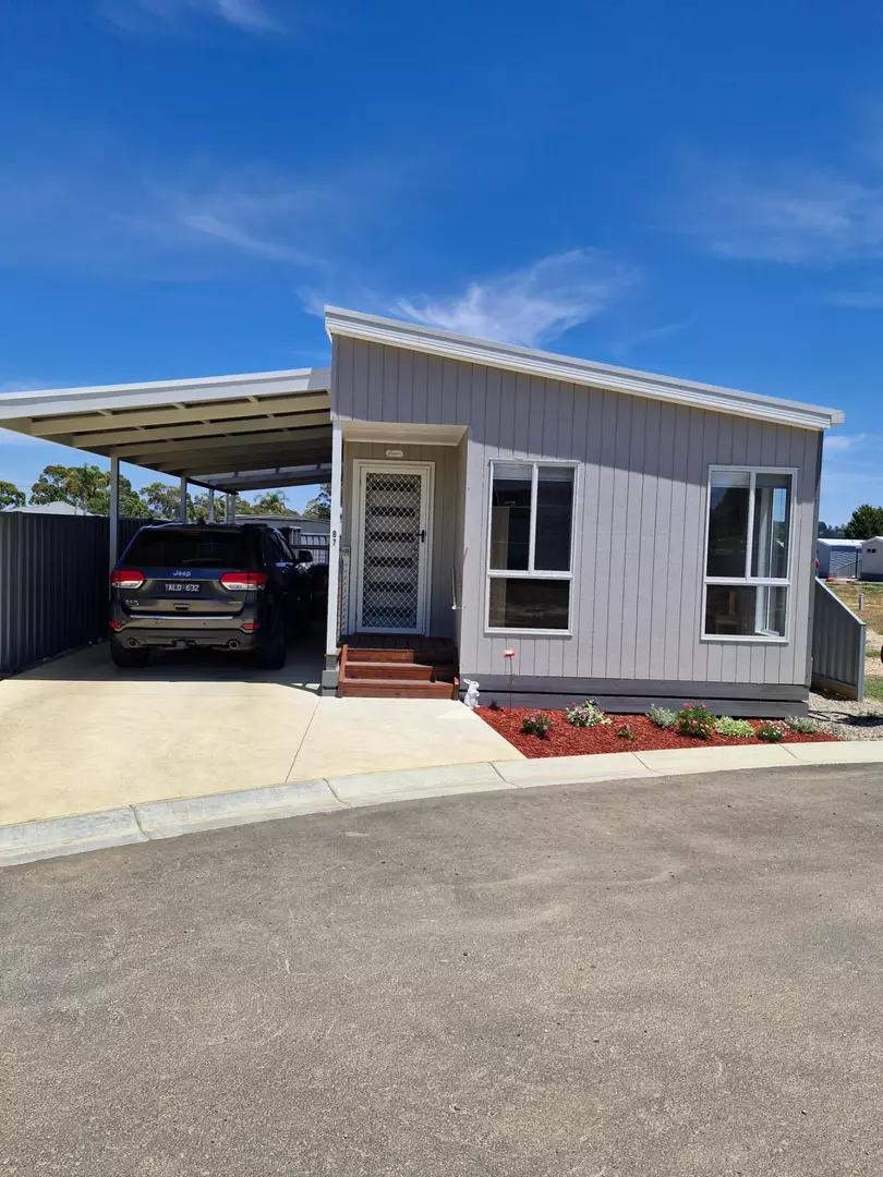 Ballarat Lifestyle Village - Near-New, Custom, One-Bedroom Home