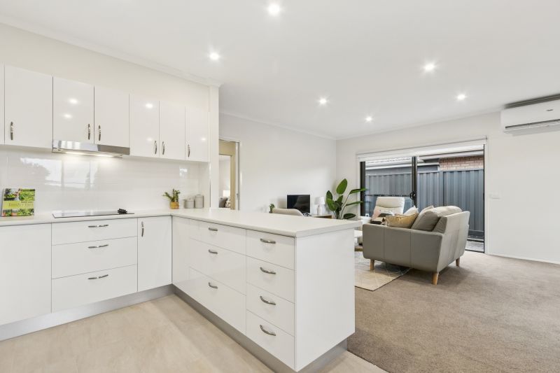 Newly refurbished 2-bed unit with open-plan kitchen