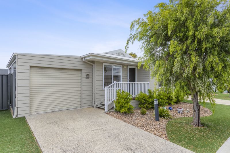 Spacious Modern Home with Entertainer's Deck
