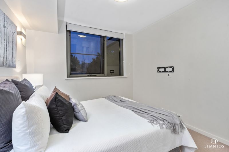 Resort Lifestyle On The City Fringe!