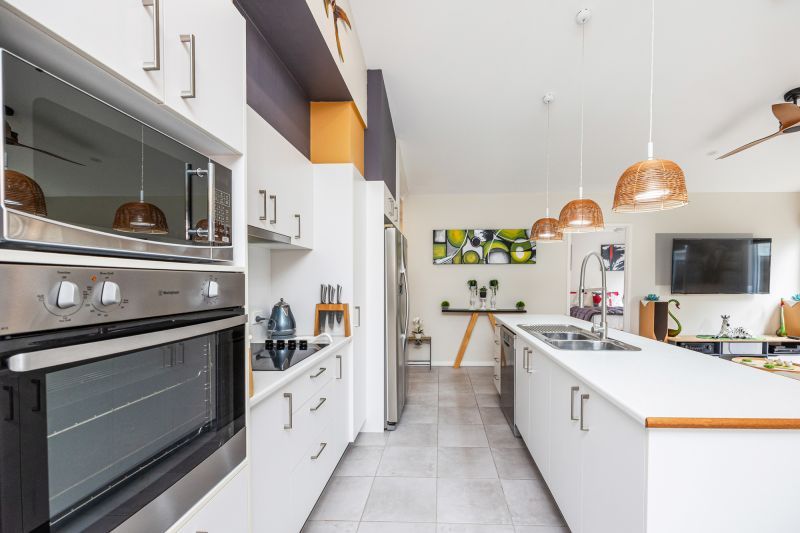 Stunning Tropical Hideaway!