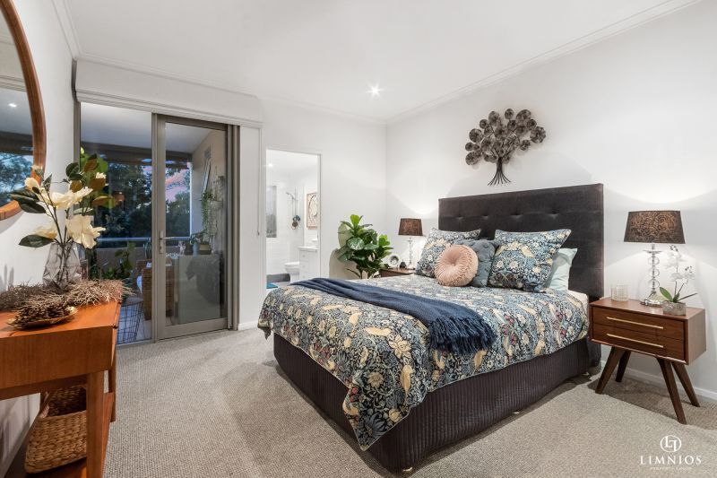 Oversize apartment with park views!