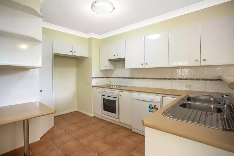 Charming Villa with Private Garden, Solar Power, and Spacious Interiors