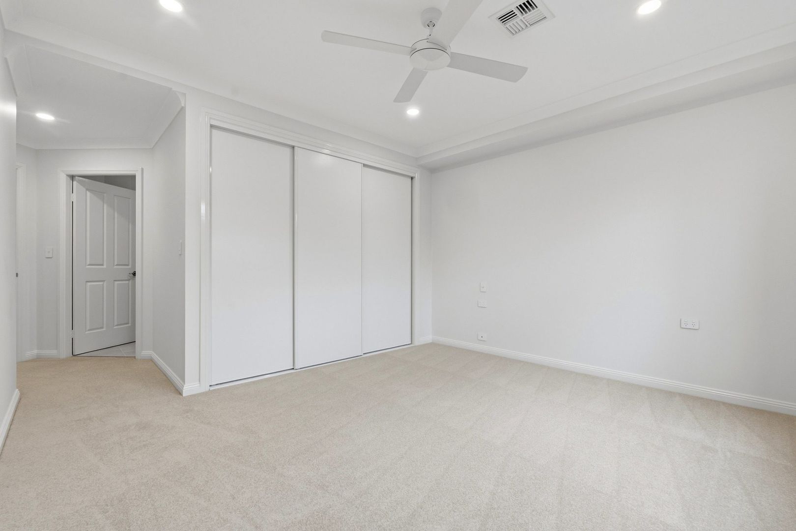 Beautiful North-Facing Villa with 2 sunrooms for extra living space