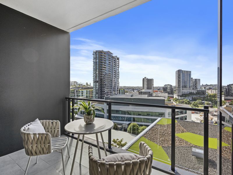 Seamless and light-filled one-bedroom apartment