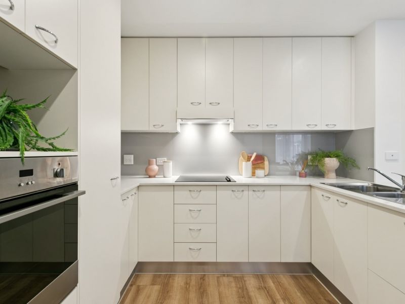 Bright and Light Retreat with Leafy Terrace Outlook