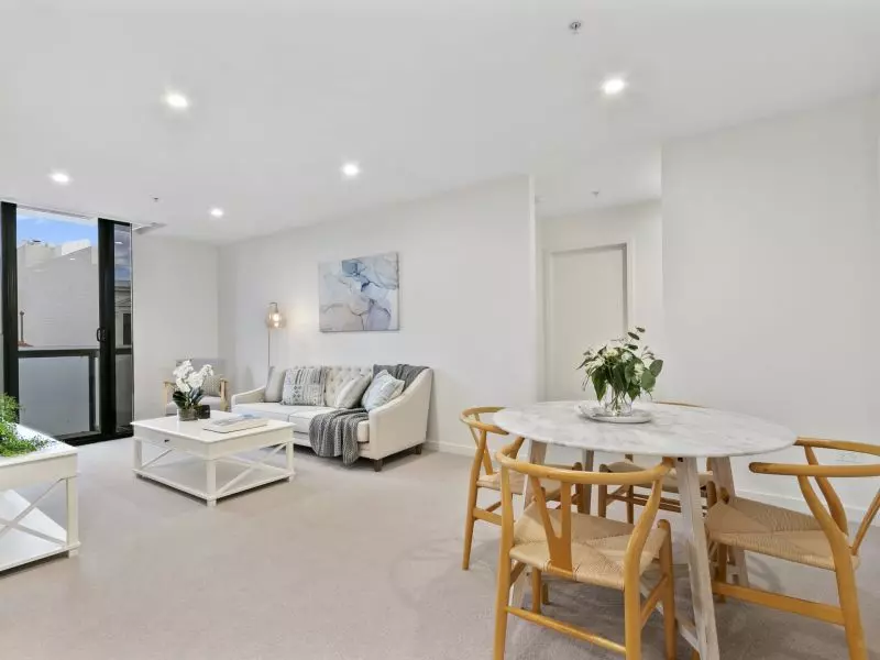 Bright, Airy Apartment with Balcony Views and Modern Finishes