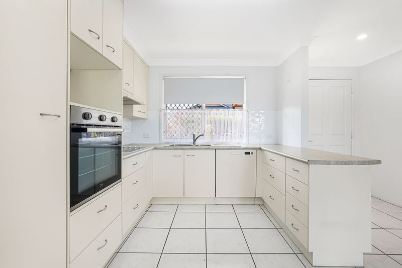 Sunlit Corner Unit with Extra Living Space in Quiet Cul-de-sac