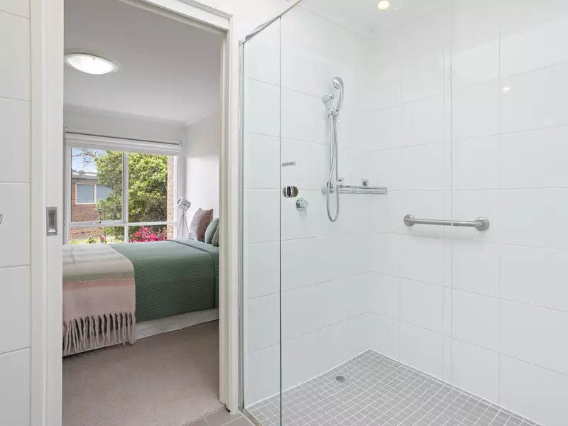 Lovely Villa with Courtyard and Sunroom