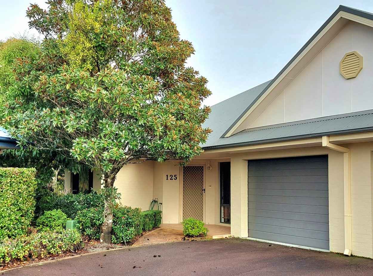 Beautiful and Spacious Duplex with Single Garage