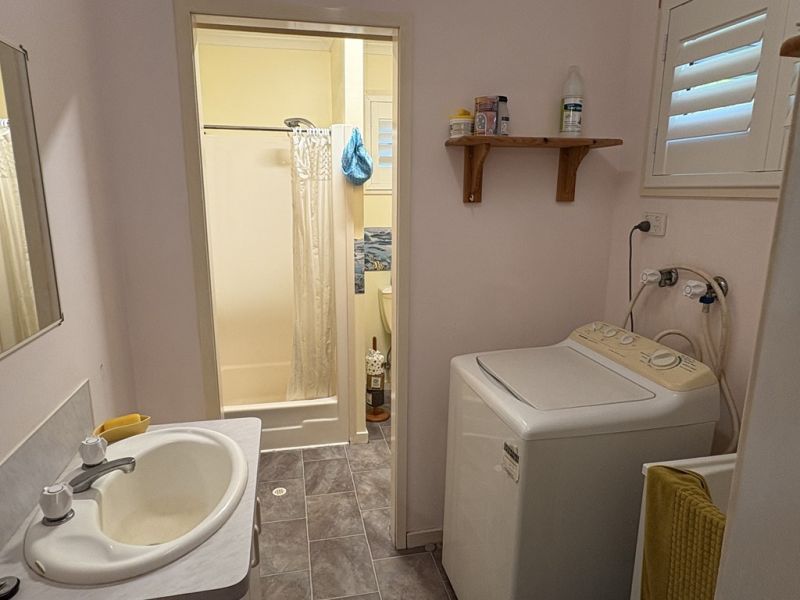 1 x Bed, 1 x bath, study and carport.